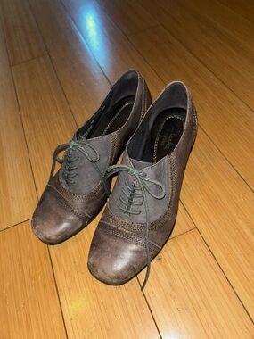 Clark’s Lace-Up Leather Oxford Heels